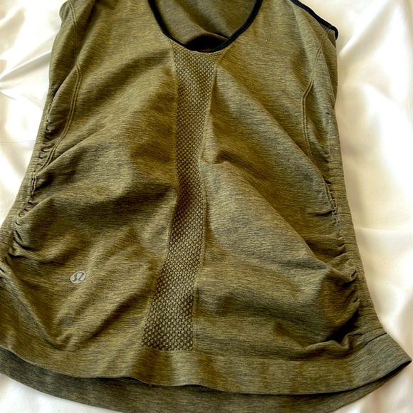 Lululemon 🍋 army green top - Picture 4 of 6